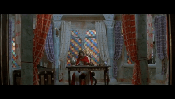 Caracterización del palacio dentro de la película, con todo rodeado de cortinas.