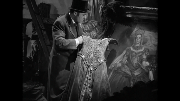 Momento en el que el actor Charles Boyer descubre este vestido clave en la trama.
